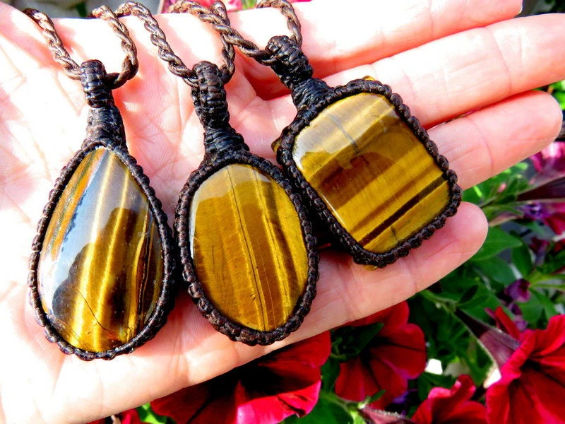 Turn Heads with a Show-Stopping Men’s tiger eye necklace